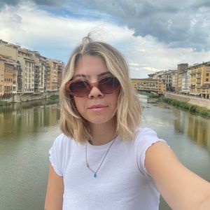 Meet your Posher, Cristina